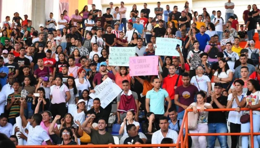 Estudiantes reclamando el regreso a clases.