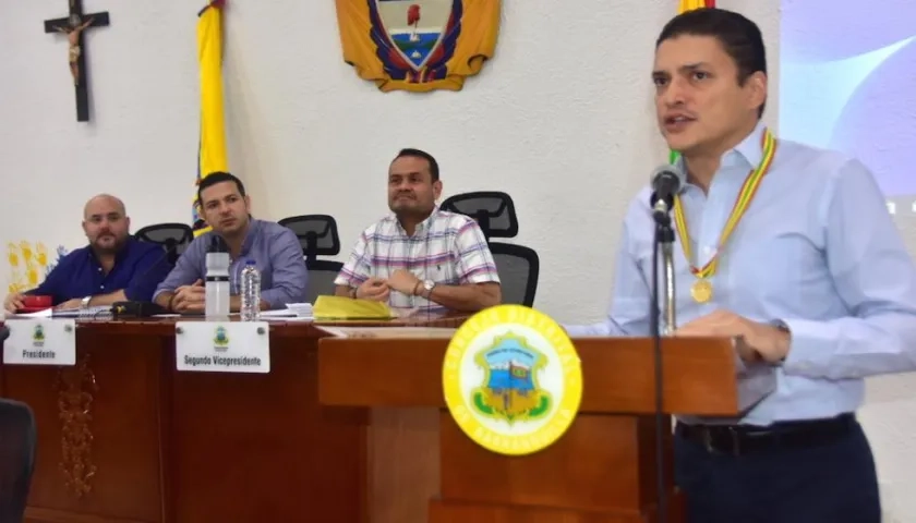 El rector Tito José Crissien Borrero, tras ser condecorado.