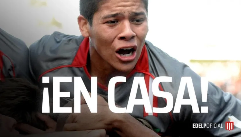 Marcos rojo fue recibido así por el conjunto de La Plata. 