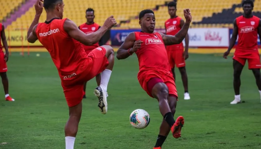 Jugadores de Barcelona de Guayaquil, durante el entrenamiento de este viernes.