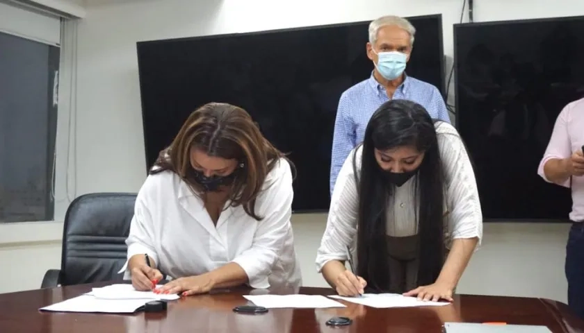 La Superintendente Natasha Avendaño suscribiendo el plan de compromisos con la representante de Air-E Heidy Calderón.