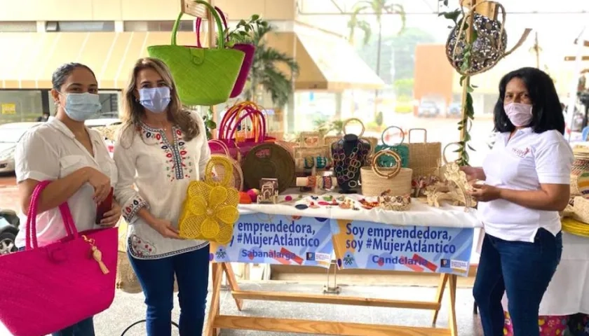 La Secretaria de la Mujer, Dorita Bolívar, con algunas participantes.