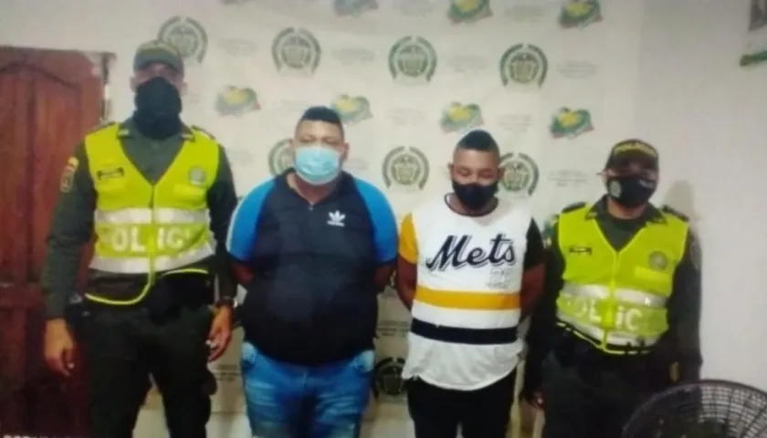 Jhonatan Stiwar Amador Castillo, alias ‘Maldad’; y Devannis Jesús Vargas Godoy, cuando fueron capturados el día de los hechos. 