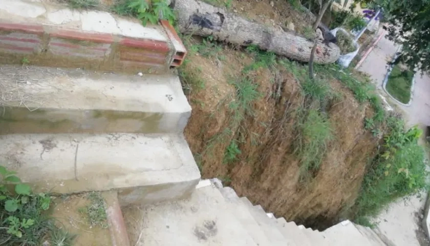 Viviendas amenazadas por socavaciones al pie de la vía.