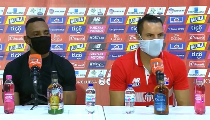 El DT Luis Amaranto Perea y el capitán Sebastián Viera, en la rueda de prensa.