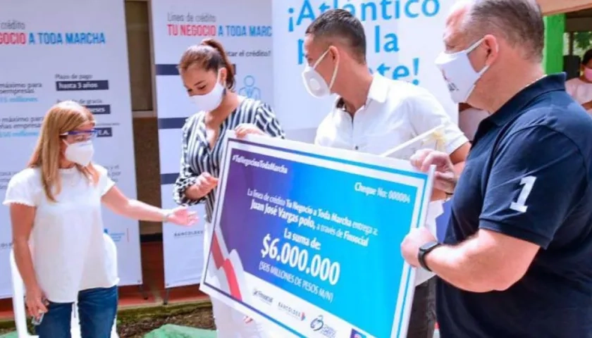 La Gobernadora Elsa Noguera entregando crédito a un beneficiario.