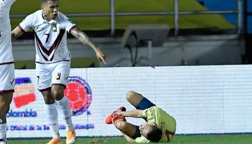 Santiago Arias al momento de su lesión. 