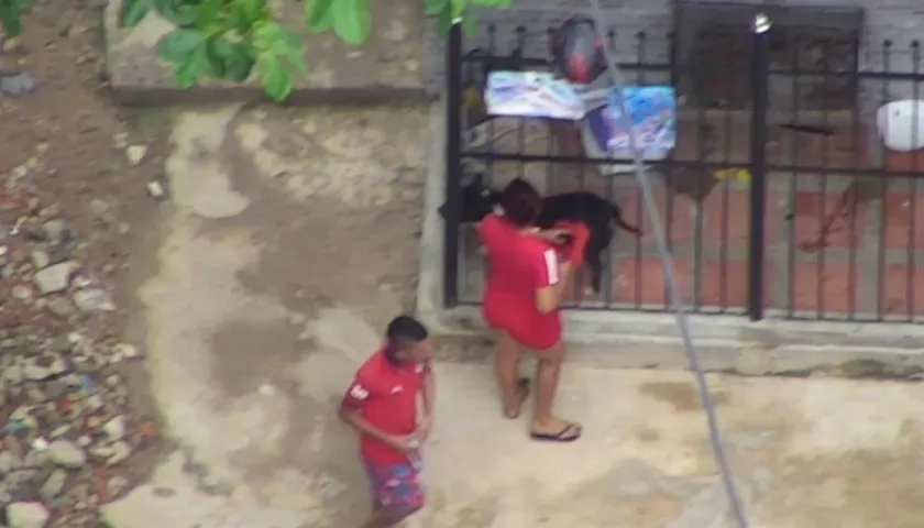 Alias 'La pelu', montando el trapo rojo en la reja de su casa.