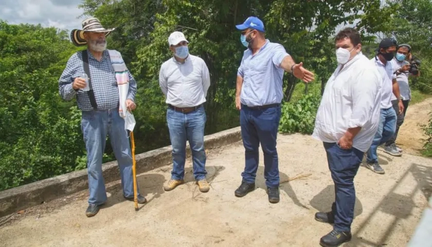 El Director de la CRA Jesús León Insignares inspeccionando la zona.