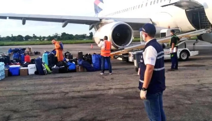 La autoridad aeronáutica solo mantiene los vuelos humanitarios.