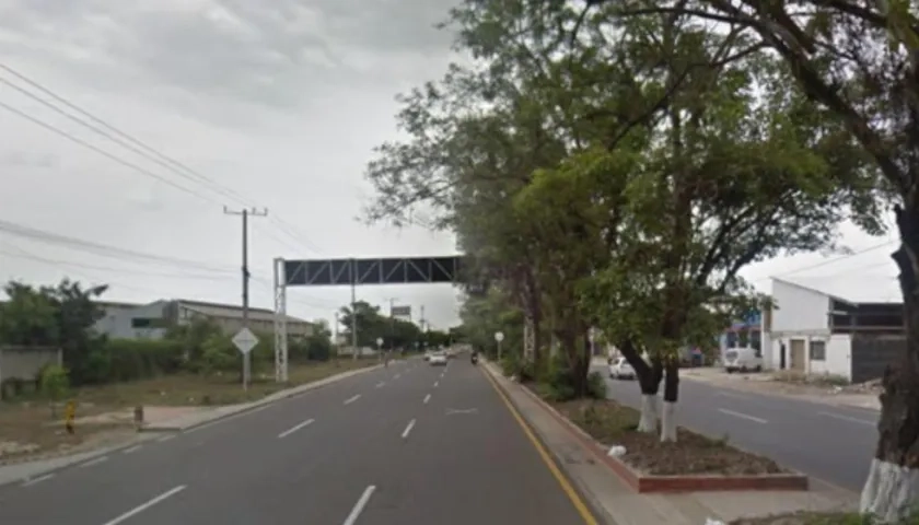 La bodega se encuentra ubicada frente a la calle 30, cerca del aeropuerto. 