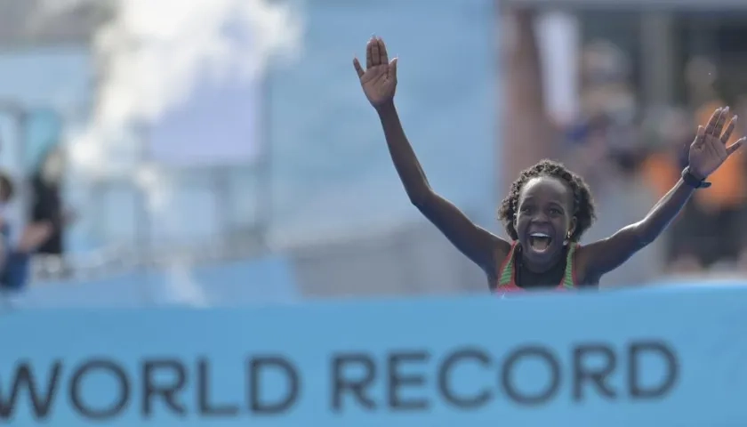 La keniana Peres Jepchirchir cruza con la nueva marca mundial. 