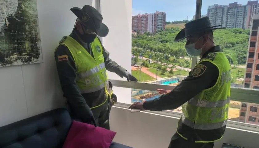 Personal de la Policía atendiendo el caso.