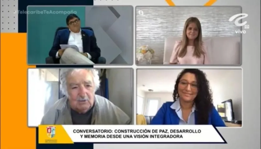 El rector de UniAtlántico, la Gobernadora del Atlántico, el expresidente de Uruguay, José Pepe Mujica, y Mariela Grubert.  