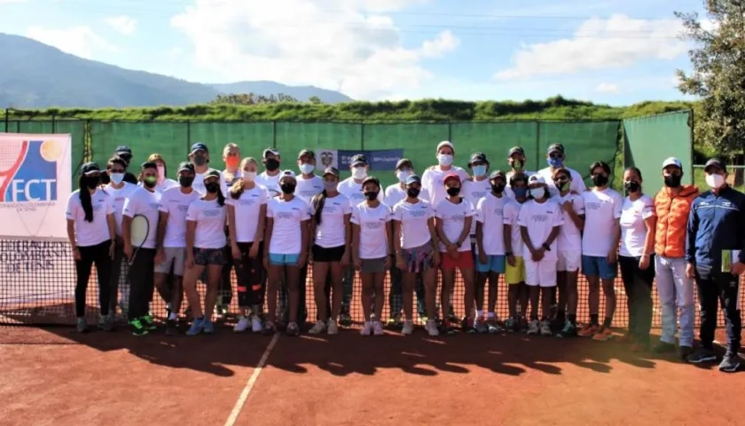 Jóvenes jugadores y jugadoras del Equipo Colombia FCT-Mindeporte.