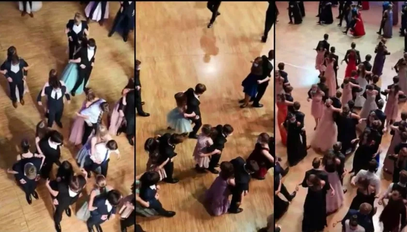 Estudiantes bailan espalda con espalda. 