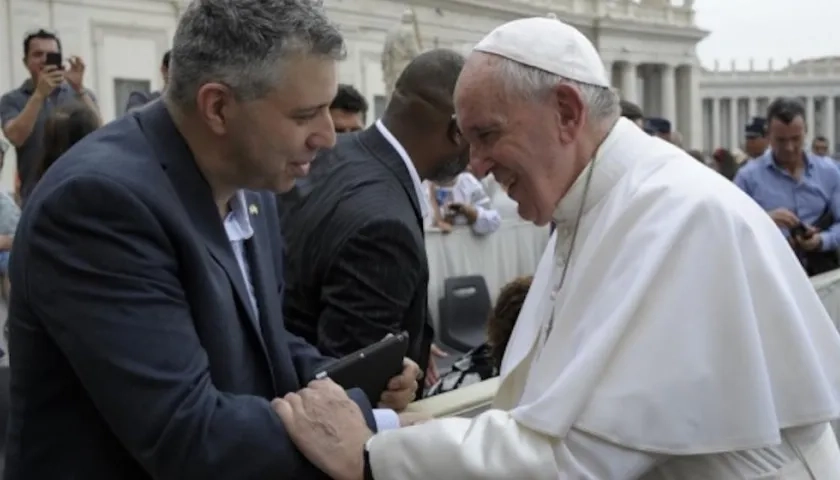 Evgeny Afineevsky saluda al Papa Francisco.
