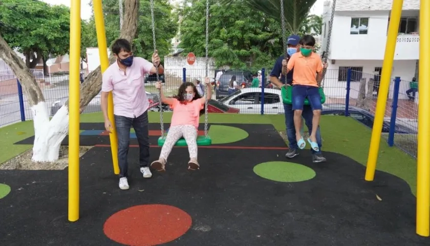El Alcalde de Barranquilla durante la entrega del Parque en el barrio Olaya.