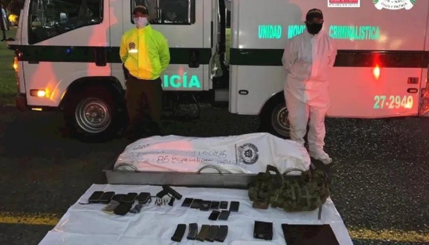 Cadáver y pertenencias de alias 'Uriel', tras el operativo del Ejército, la Policía y la Armada Nacional.