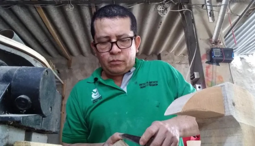 Jesús Orellano, en su taller de artesano.