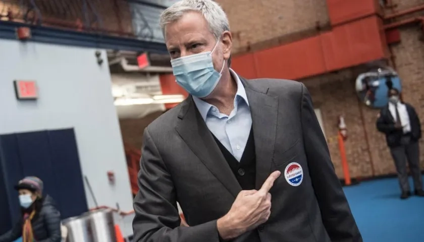 El alcalde Bill de Blasio muestra la pegatina que indica que ya votó en las elecciones presidenciales en Brooklyn, Nueva York. 