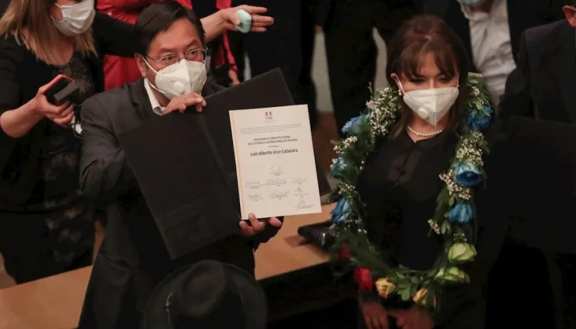El Presidente electo en las elecciones generales de 2020, Luis Arce Catacora junto a su esposa Lourdes Brígida Durán, muestra la credencial de presidente electo de Bolivia hoy en La Paz (Bolivia). 