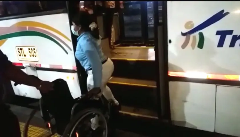 Stephany Doria Sanjuanelo, descendiendo del bus de Transmetro tras la exigencia del conductor.