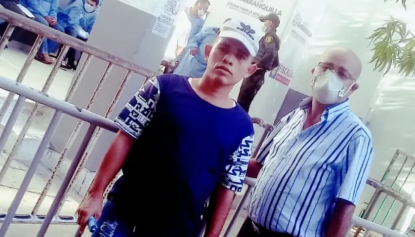 Dallan Enrique Cortina De la Rosa al momento de entregarse en la URI en compañía de su abogado. 