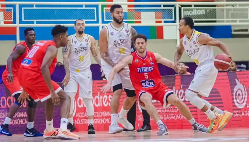 Gianlucca Bacci defiende, a la vista de Tony Trocha y Juan Tello. 