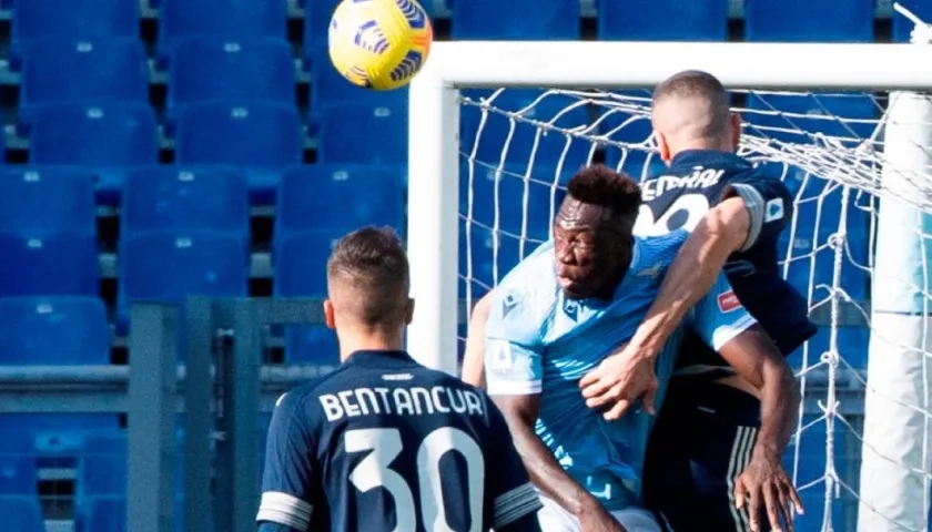 Felipe Caicedo se levanta entre los defensores para cabecear un balón. 