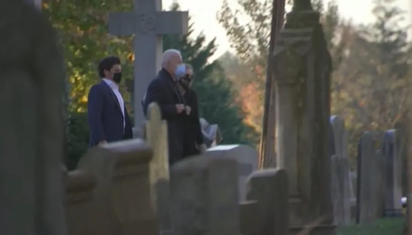 Joe Biden de visita en un cementerio donde se encuentran enterrados su primera esposa y dos hijos.