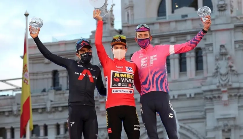 Primoz Roglic, ciclista esloveno, en lo más alto del podio. 