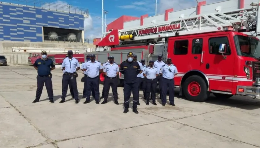 El capitán Jaime Pérez junto a parte de su equipo del Cuerpo de Bomberos de Barranquilla. 