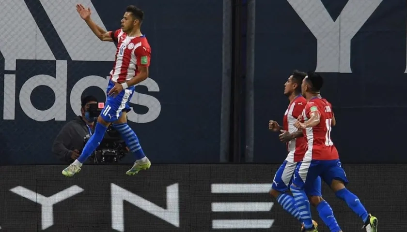 El paraguayo Ángel Romero festejando la apertura del marcador en Buenos Aires.