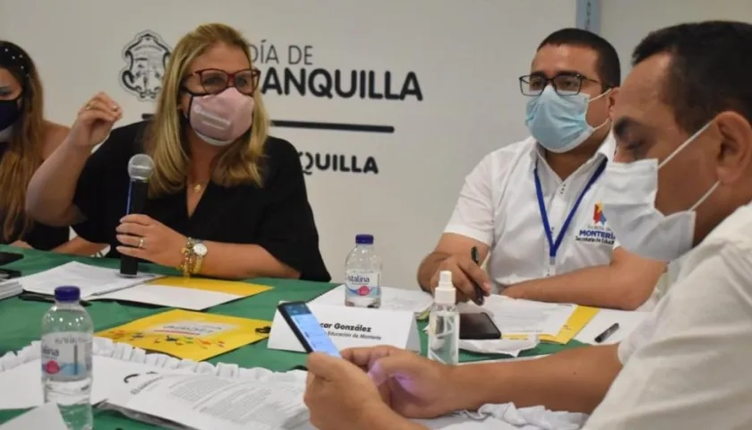 Secretaria de Educación, Bibiana Rincón, con los titulares de Montería y Valledupar, Óscar González e Iván Bolaños, respectivamente.