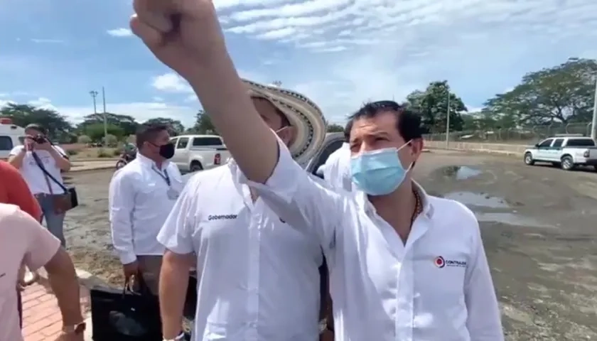 El Contralor Carlos Felipe Córdoba inspeccionando las obras inconclusas.
