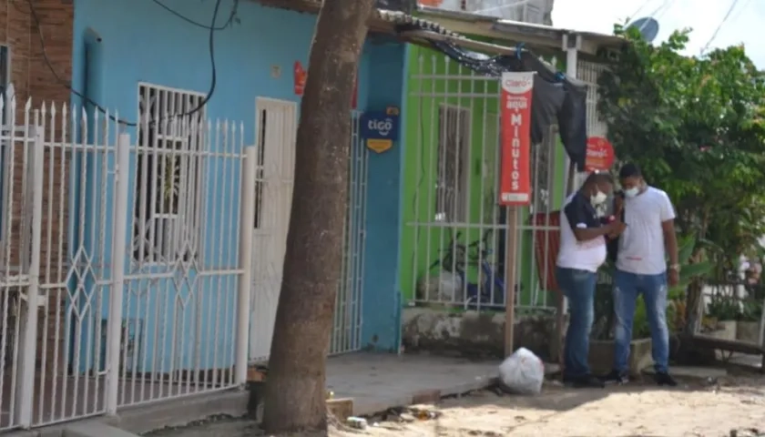 Los hechos ocurrieron en la terraza de esta vivienda de color azul, en el barrio Nuevo Milenio. 