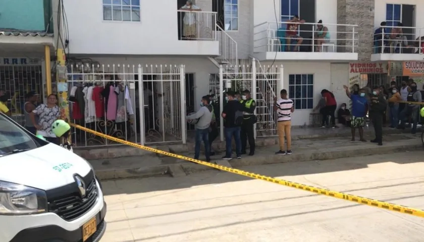 La Policía acordonó los alrededores de la vivienda donde fue encontrado muerto el joven. 