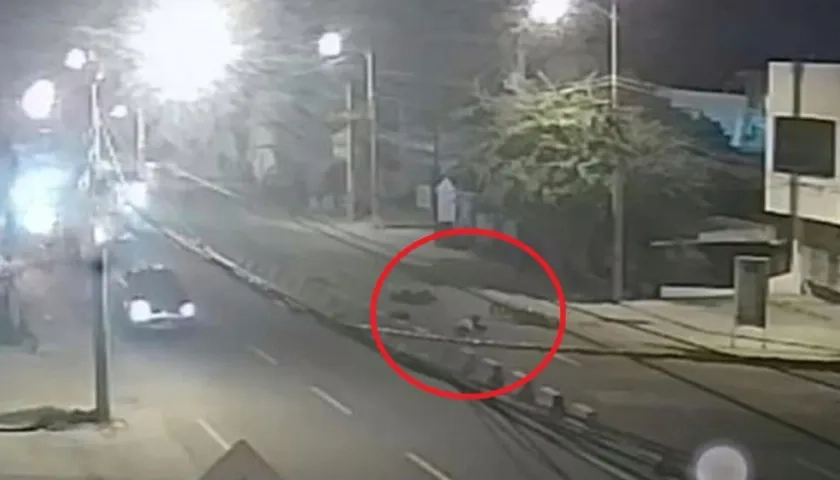 Patrullero en moto y su parrillera mueren al chocar con separador