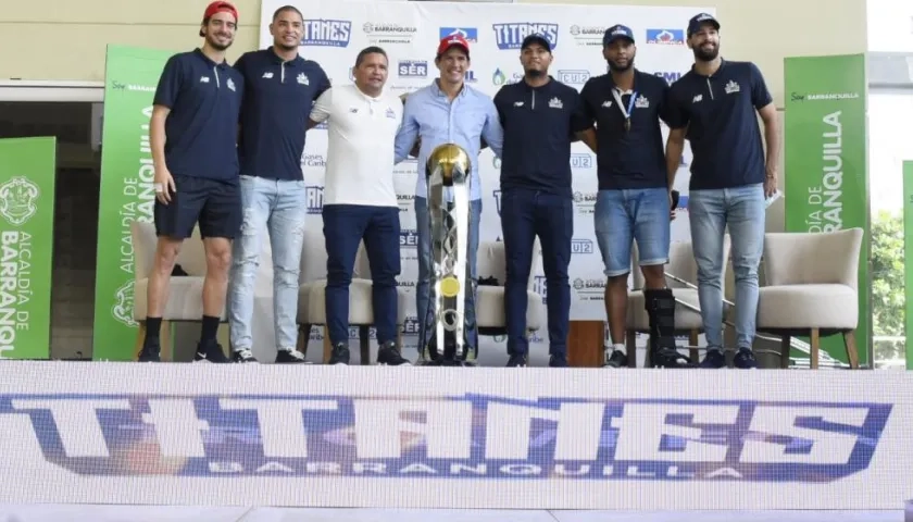 Algunos de los integrantes de Titanes de Barranquilla durante la rueda de prensa.