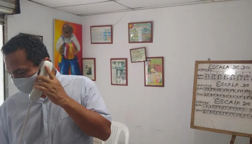 Balmer Sajona, director de la Academia.