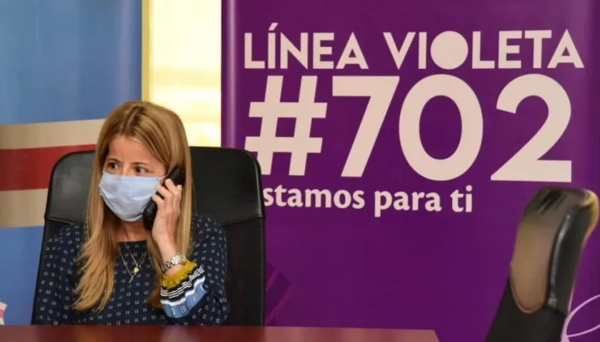 La Línea Violeta #702 funciona desde cualquier operador de forma gratuita las 24 horas los 7 días de la semana.