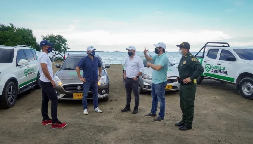 Alcalde entregó las patrullas ambientales. En la foto asistentes al evento en la ciénaga de Mallorquín.