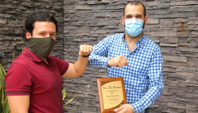 Oliver Pérez, fundador de Dead Monkey, y el Secretario TIC del Atlántico, Camilo Cepeda.