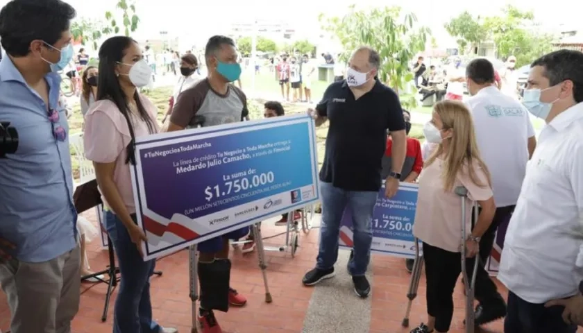 Entrega de créditos en Galapa.