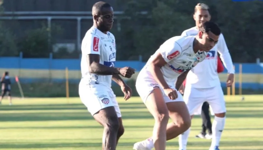 Los 'tiburones' en el entrenamiento previo en la sede deportiva de Everton de Viña del Mar.
