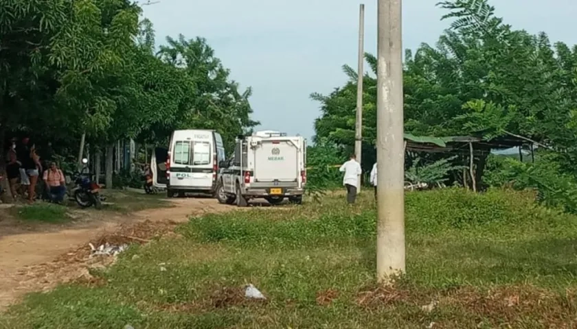 La Sijin llegó al lugar de los hechos para inspeccionar el cuerpo. 