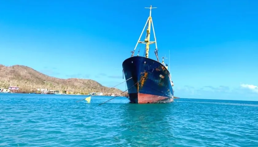 La embarcación fue fondeada para ser sometida a revisión.
