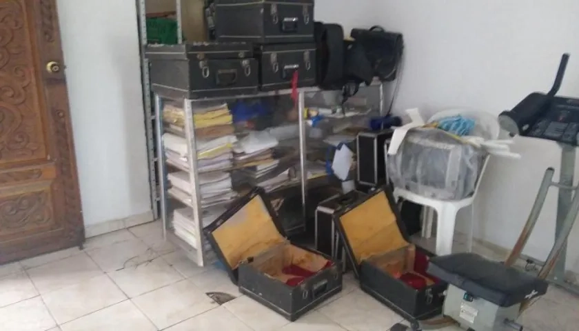 Los estuches de los acordeones robados.