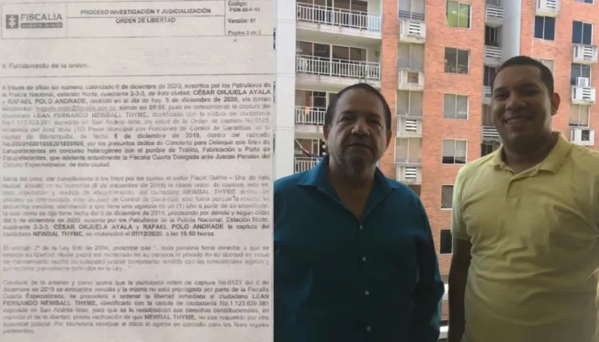 Lean Fernando Newball Thime con su abogado Fernando Bernier y la orden de libertad por parte de la Fiscalía. 